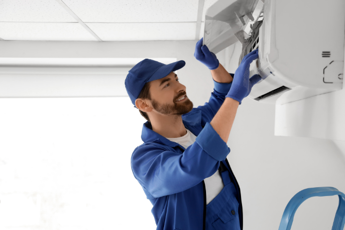 Técnico Degelo realizando instalação de sistema de climatização